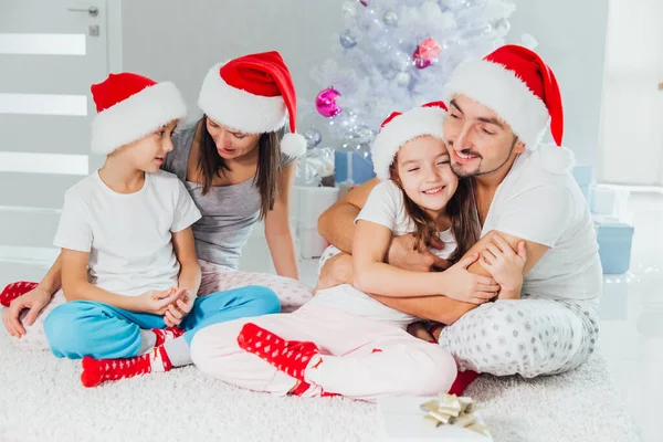Imagen navideña de una hermosa familia. Tiempo de Navidad — Foto de Stock