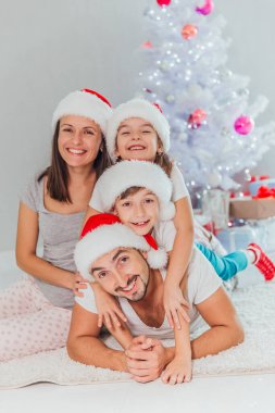 neşeli büyük bir aile evde Noel ağacı, kış tatili, yeni yıl kutlama, Aile yanında Noel keyfi çocuklarla eğleniyor