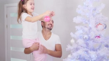 Küçük kız ağacın en üst dalına pembe bir mücevher asmak istiyor. Babası onu alıyor, çocuk istediğini yapıyor ve sonuç olarak tatmin olmuş beş hareket yapıyorlar..