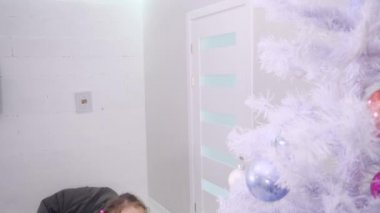 Küçük kızı ağacın en üst dalına pembe bir mücevher asmak istiyor..