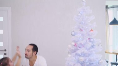 Sevgi dolu bir baba, tatlı kızını kucağına alır, boynunu kucaklar ve babası sırıtır ve son derece mutlu görünür..