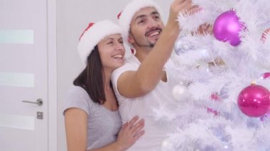 Soğuk kış akşamlarında birbirine aşık olan şehvetli çiftin kapalı video klibi, ağaç süsleme..