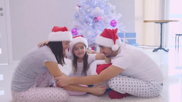 Blanke familie wisselt cadeaus uit op kerstavond. — Stockvideo