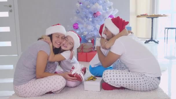 Kafkas ailesi Noel arifesinde hediye değiş tokuşu yapıyor.. — Stok video