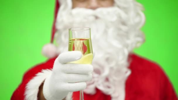 De kerstman hand met een glas champagne. Doe dicht. chroma-toets — Stockvideo