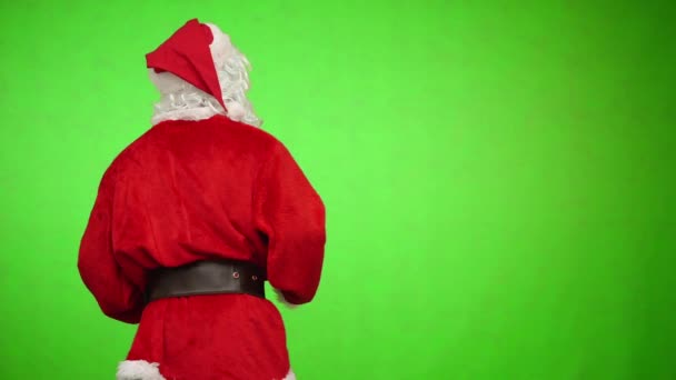Santa Claus se otočí zezadu a dá dárkovou krabici. klávesa chroma — Stock video