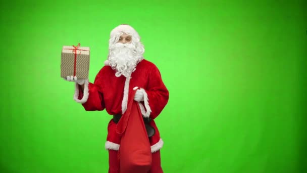 Santa claus met geschenken dansen op groene achtergrond — Stockvideo