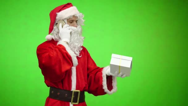 Santa Claus s dárkem mluví po telefonu. chromakey — Stock video