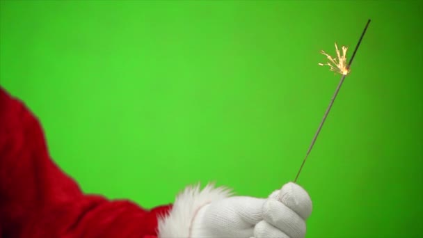 Hand van de kerstman houdt Bengaals vuur tegen. Concept van geschenken, Nieuwjaar, Eve, Santa Claus. chroma sleutel. Doe dicht. slow motion — Stockvideo