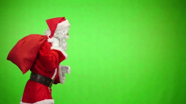 산타가 크로마 키 위에서 고립돼서 피곤해 하고 있어. 닫아. 느린 동작 — 비디오