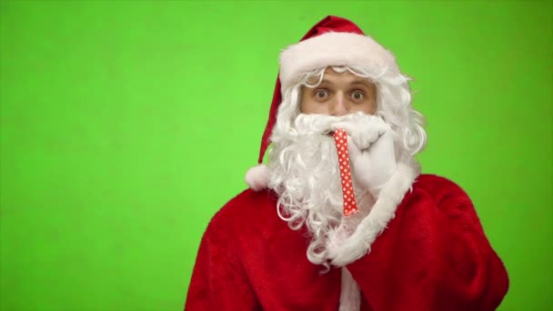 Santa Claus con silbato de fiesta Cuerno listo para la celebración de Navidad. Santa Claus celebra las vacaciones de invierno. Clave de croma. cámara lenta — Vídeo de stock