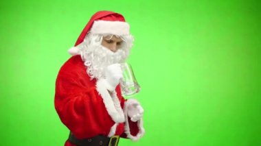 bir boş bira cam ile sinirli Noel Baba. chromakey