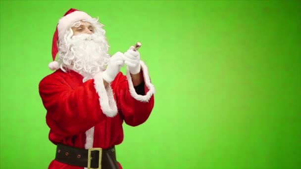 De Kerstman blaast een petard op. chroma sleutel. slow motion — Stockvideo