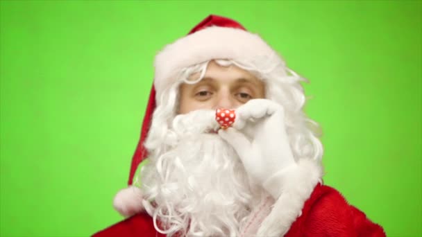 Papai Noel com chifre de assobio de festa pronto para a celebração de Natal. Papai Noel comemorando as férias de inverno. Chave Chroma. Fecha. Movimento lento — Vídeo de Stock