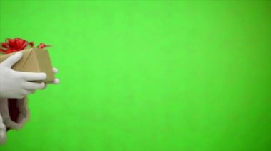 Noel Baba elinde bir hediye tutuyor. Krom anahtar. yavaş çekim