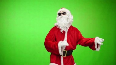 Santa yeşil arka plan, Chroma key üzerinde yılbaşı partisinde hayali gitar çalmak güneş gözlüğü