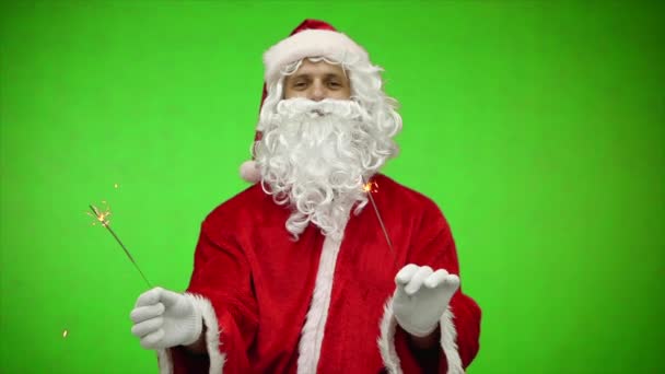 Junger Weihnachtsmann mit Winterfestdekoration - Bengalfeuer. Chroma-Schlüssel. Zeitlupe — Stockvideo