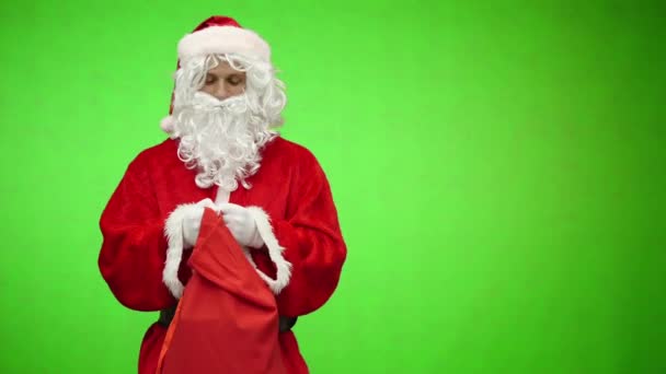 Santa Claus sorpresa se ve en una bolsa. croma key — Vídeos de Stock