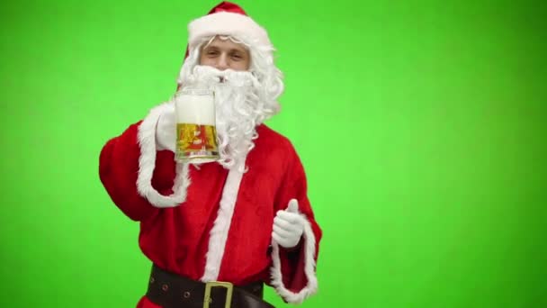 ビールグラスでサンタ。サンタクロースが飲み物を持っている。面白いクリスマストースト。クロマキー — ストック動画