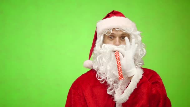 Santa Claus con silbato de fiesta Cuerno listo para la celebración de Navidad. Santa Claus celebra las vacaciones de invierno. Clave de croma. De cerca. — Vídeo de stock