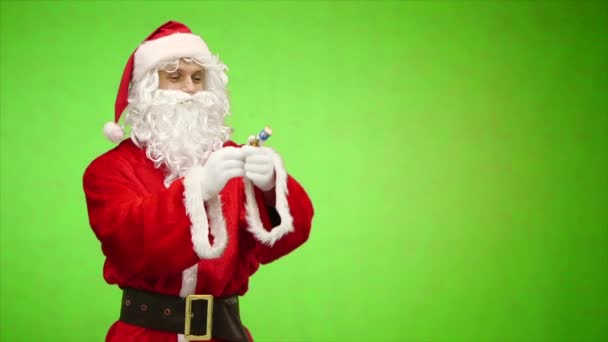 De Kerstman blaast een petard op. chroma sleutel. slow motion — Stockvideo