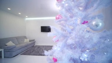 Noel ağacı ve konsept fotoğraf beyaz-pembe renkte.
