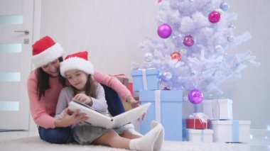 Tatlı anne ve kızı eski aile albümlerinin sayfalarını çeviriyor. Noel arifesindeki eski güzel anılarını hatırlıyorlar..
