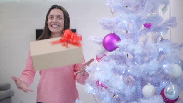 Timelapse de lo feliz que mamá, encontró un regalo para sí misma bajo el árbol de Navidad y le gusta tanto, sintiéndose agradecida . — Vídeos de Stock