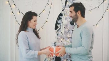 Oğlanın kız arkadaşına hediye kutusu verdiği videoyu. Kız almak istiyor ama oğlan elinden kaçırmıyor..