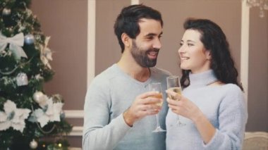 Yeni yıl gecesinde aşık olan genç çiftin beyaz şarap içip eğlendiği videoyu kapatın..