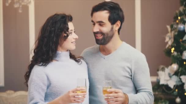 Fête du Nouvel An photo avec couple amoureux, boire du champagne sur fond de nouvel an . — Video