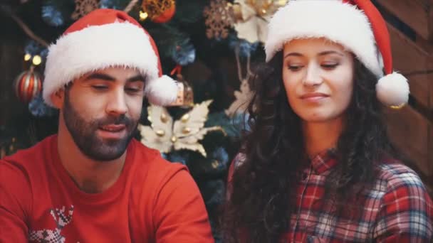 Vidéo recadrée d'un couple amoureux tenant un cœur de bonbons sur le front flou . — Video
