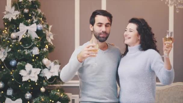 Fête du Nouvel An vidéo au ralenti avec un couple amoureux, boire du champagne sur fond de nouvelle année . — Video