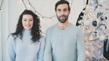 Yeni yıl konsepti videosu beyaz ve siyah renklerde.