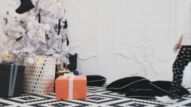 Mutlu çocuk Noel sabahı köknar ağacına gelir ve kırmızı kağıda sarılı bir hediye almak ister, ama içinde gerçekten ağır bir şey vardır, bu yüzden kız onu kaldıramaz..
