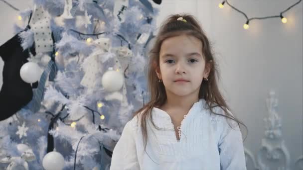 4k primer plano de vídeo de la niña jugando con los copos de nieve del árbol de Navidad, escondiendo sus ojos detrás de ellos . — Vídeos de Stock