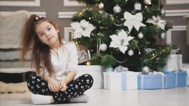 Hiç yoktan bir hediye güzel bir kıza gelir, der ki vay, kutuyu alır ve göğsüne yakın tutar..