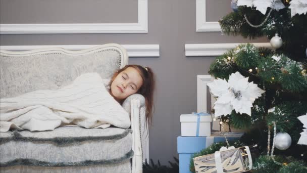 Schönes kleines Mädchen wachte am Morgen der Ferien auf und genießt das Geschenk, das ihr der Weihnachtsmann brachte. — Stockvideo