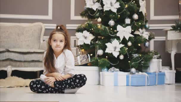 Un regalo inesperado llega a una chica encantadora, se siente sorprendida, dice wow, toma la caja y la muestra en la cámara . — Vídeo de stock