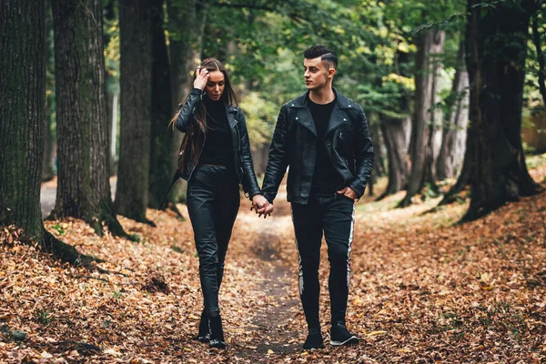 Plan complet de jeune couple amoureux marchant dans le parc d'automne se tenant la main . — Photo