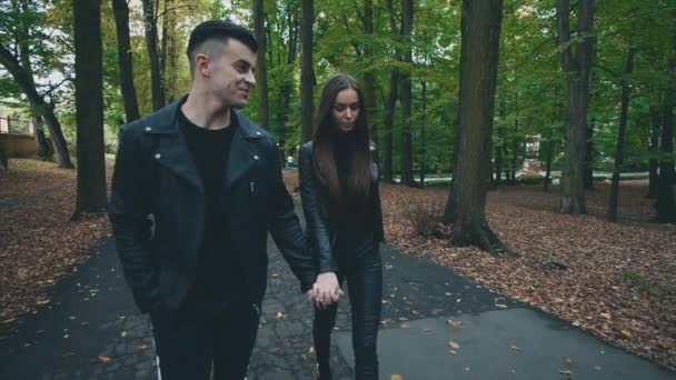 사랑하는 한 쌍의 남녀가 가을 공원에서 걷고 이야기를 나눕니다. 롭. 느린 동작. 복사 공간. 4K. — 비디오