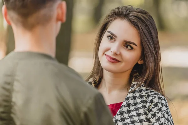 Adorável jovem mulher está olhando para o namorado, de pé para trás para a câmera, com grande admiração e apreço . — Fotografia de Stock