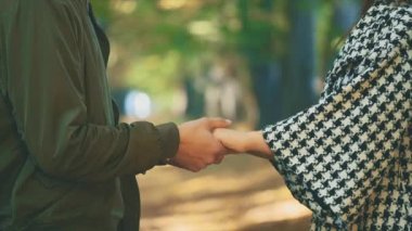 Yavaş ol. Temiz eller bir arada tutulur ve birbirlerini okşarlar. Kapatın. Uzayı kopyala Ekin. 4K.