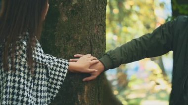 Yavaş ol. Temiz eller bir arada tutulur ve birbirlerini okşarlar. Kapatın. Uzayı kopyala Ekin. 4K.