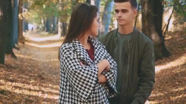 L'homme et la femme sont en désaccord. Petit ami malheureux essaie de parler à sa petite amie offensée. 4K. — Video