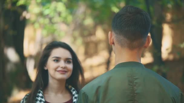 Lento. Adorable chica se acerca y abraza a su novio en el parque. De cerca. Copiar espacio. 4K . — Vídeo de stock