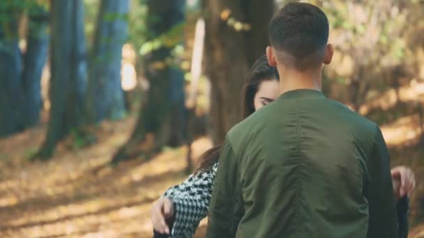 Hon kommer närmare och kramar sin pojkvän i parken. Närbild. Uppfattat utrymme. 4K. — Stockvideo