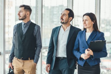 Geleceği ve işleri için en iyi bakış açısını arayan kendine güvenen iş adamları..