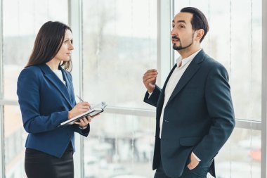 Sekreter, iş seyahatine çıkacak olan olgun şefin görevlerini yazıyor..