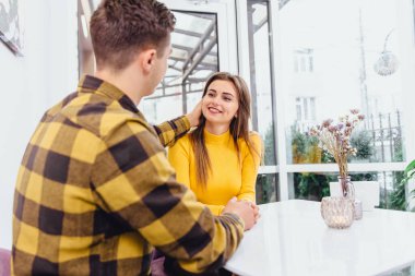 Kafkasyalı çift el ele tutuşuyor, kafede romantik vakit geçiriyorlar, özel randevularını kutluyorlar..